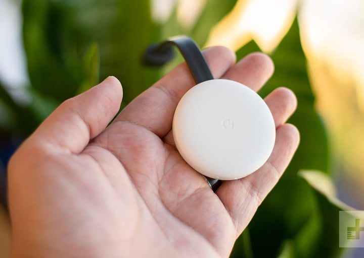 Dispositivo de streaming en la mano de una persona para explicar qué es Chromecast