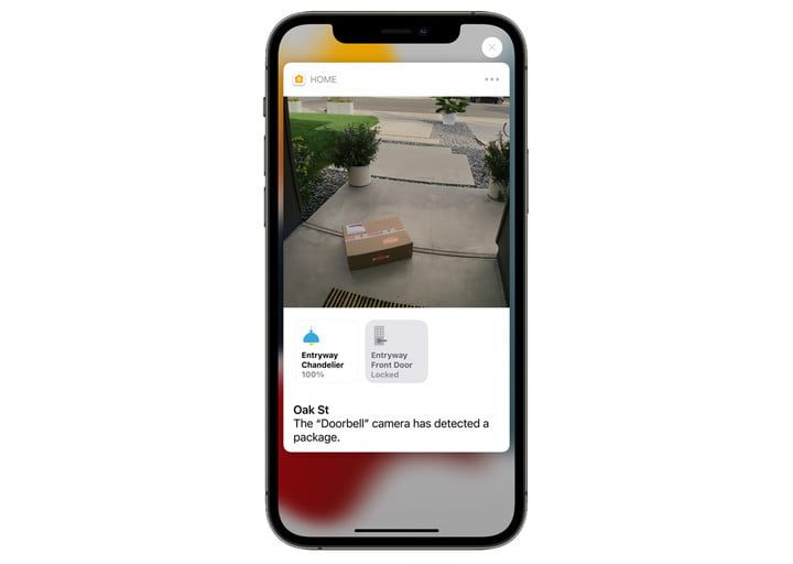 Un iPhone con una imagen tomada desde HomeKit Secure Video