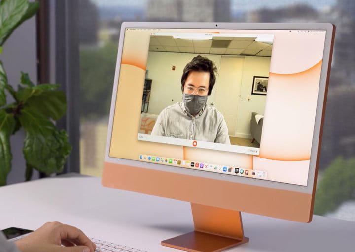 Una persona frente a una iMac M1 en una videollamada. La cámara web de la iMac de 24 pulgadas se ha mejorado enormemente.
