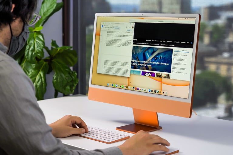 Una persona haciendo un respaldo de su información para aprender a cómo formatear una tarjeta SD en Mac.