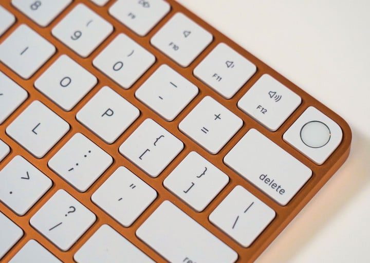 Los periféricos de la iMac de 24 pulgadas se rediseñaron y se combinaron en color.