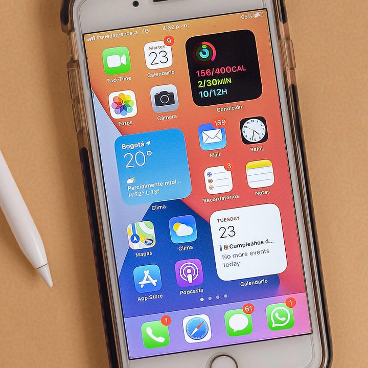 un hombre configurando el rastreador de correos electrónicos en su iPhone