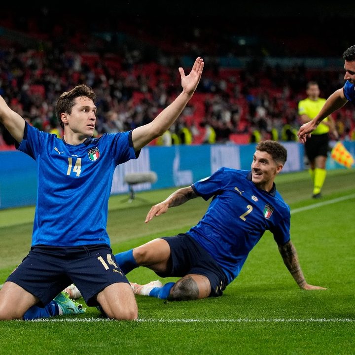 Federico Chiesa celebra después de anotar el primer gol ante Austria por los octavos de final de la Eurocopa 2021.