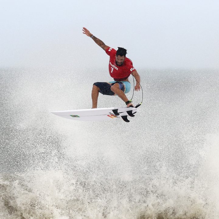 El surf fue otro de los deportes olímpicos que debutaron en Tokyo 2020. El brasileño Italo Ferreira, ganador de la primera medalla de oro de la historia, realiza su prueba en el Tsurigasaki Surfing Beach.