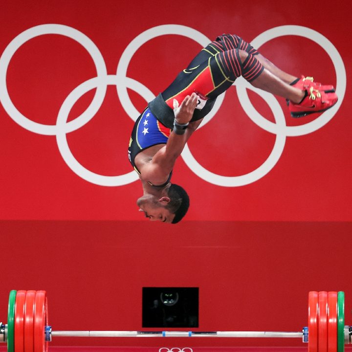 El pesista venezolano Julio Rubén Mayora celebró de esta forma su medalla de plata en la categoría de 73 kilos del levantamiento de pesas masculino.