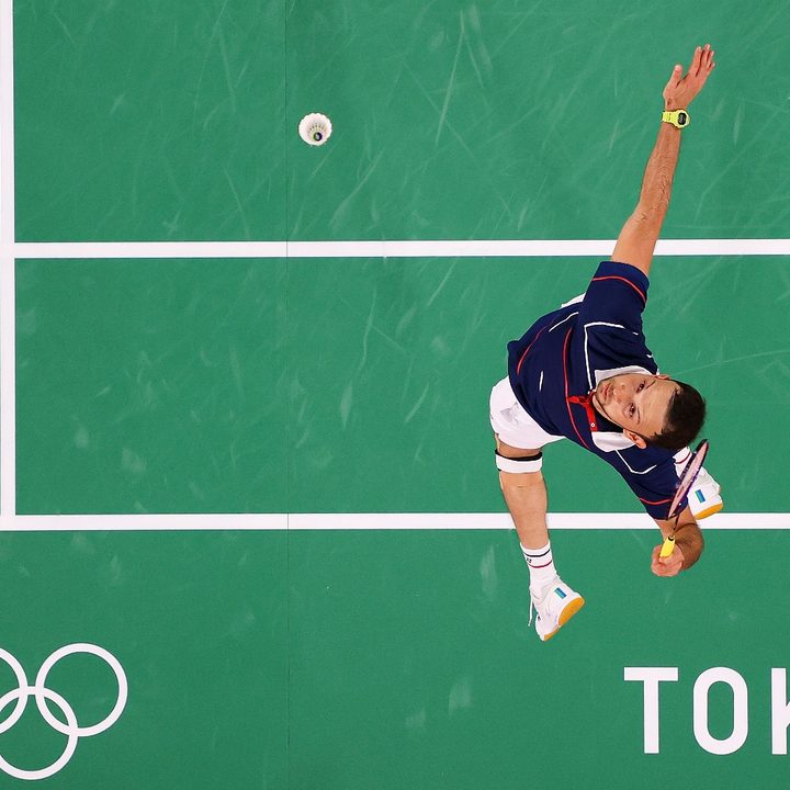 Kevin Cordon, representante de Guatemala en bádmiton, se apronta a sacar en su partido ante Angus Ng Ka Long de Hong Kong en el Musashino Forest Sport Plaza.