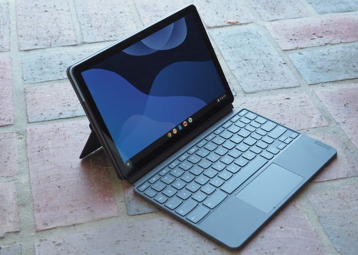 Lenovo Chromebook Duet sobre un piso de ladrillos, una de las mejores laptops baratas