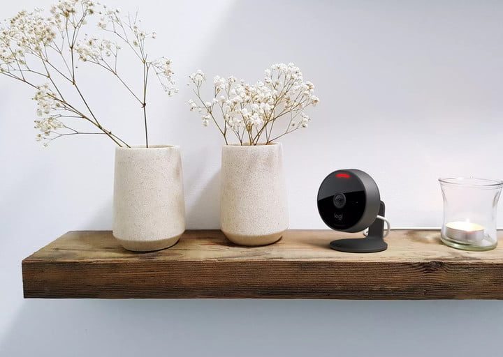 Cámara de seguridad inteligente Logitech Circle View colocada en un estante para aprender qué es la tecnología LiDAR