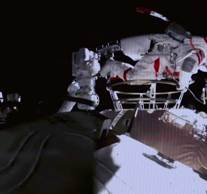Caminata espacial de astronautas chinos