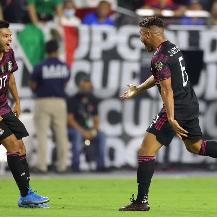 Jonathan Dos Santos y Jesús Corona celebran el triunfo mexicano en cuartos de final de la Copa Oro 2021.