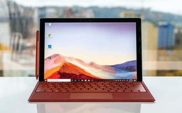 Surface Pro 7 en color rojo sobre una superficie blanca