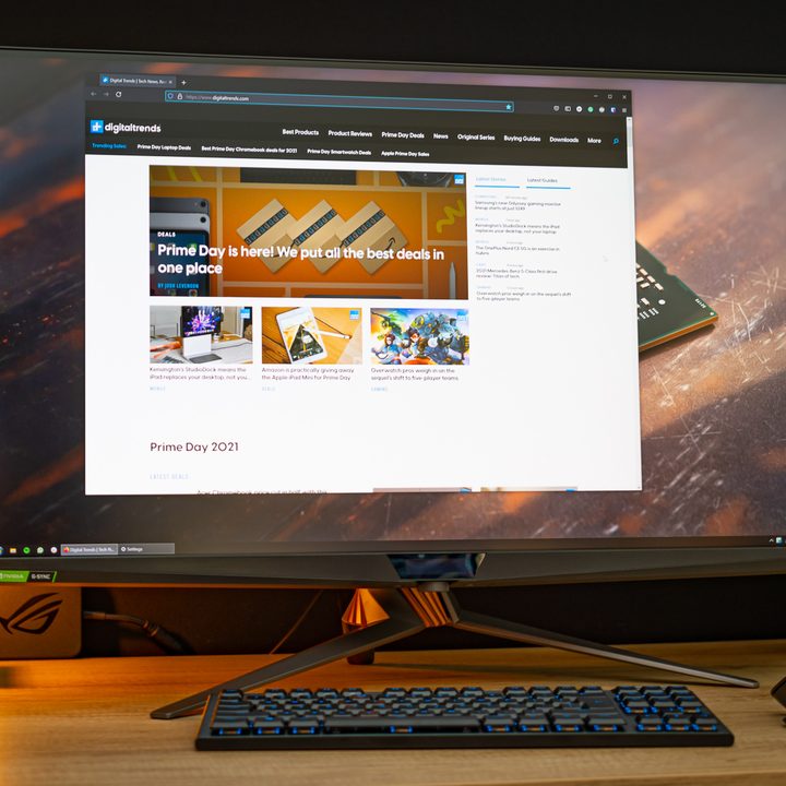 Uno de los mejores Monitor curvo de 34 pulgadas con fondo azul, uno de los mejores monitores HDR sobre un escritorio junto al teclado y ratón