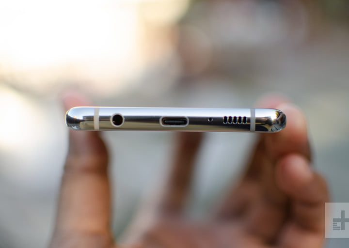 Samsung Galaxy S10 en la mano de una persona mostrando el conector USB-C