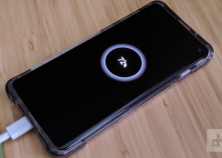 Samsung Galaxy S10 negro sobre superficie de madera