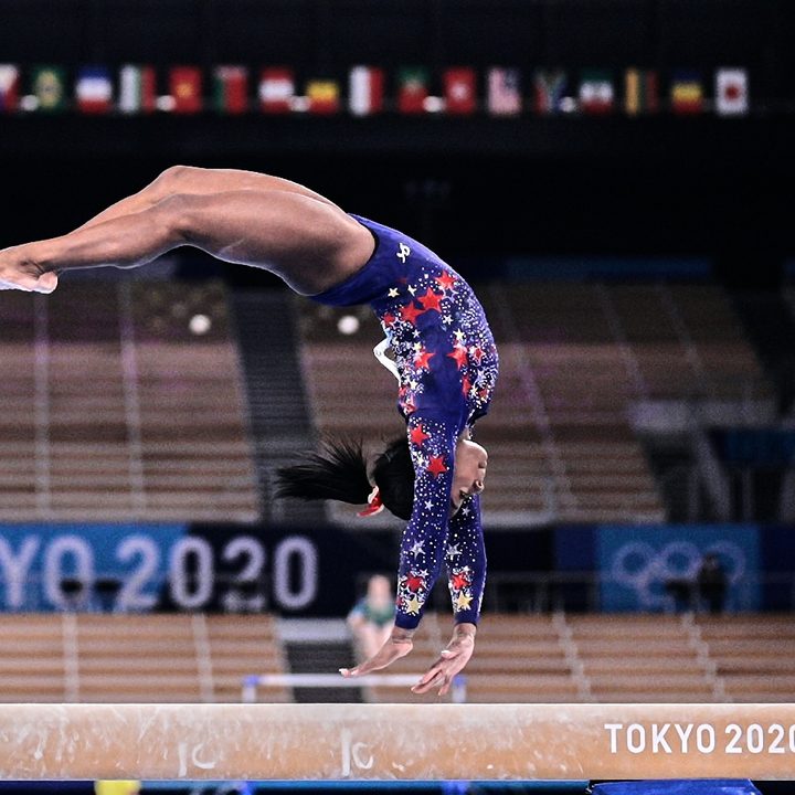 La gimnasta estadounidense Simone Biles, que había llegado como favorita a Tokyo 2020, gira sobre el caballete en el Ariake Gymnastics Center de Tokio. Biles se retiró de la final por equipo y del concurso completo para privilegiar su salud mental.