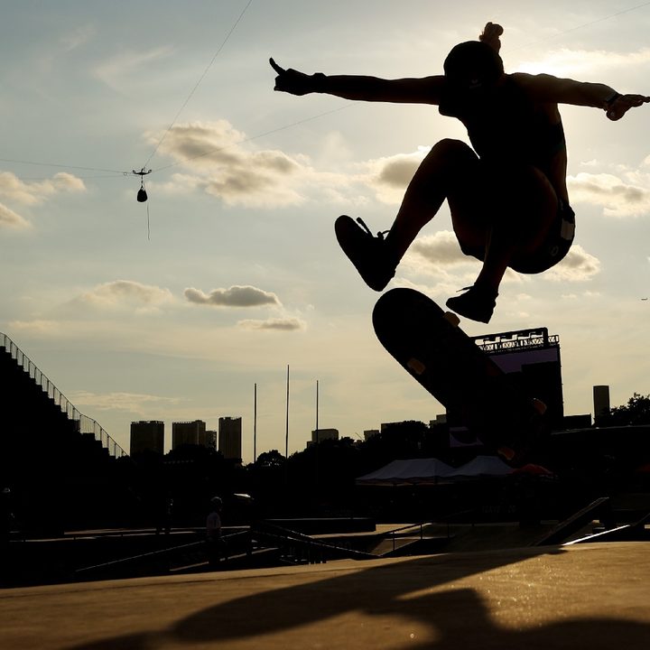 La skater austríaca Julia Brückler realiza un truco en el Ariake Urban Sports Park. El skate fue uno de los deportes que debutó en Tokyo 2020.