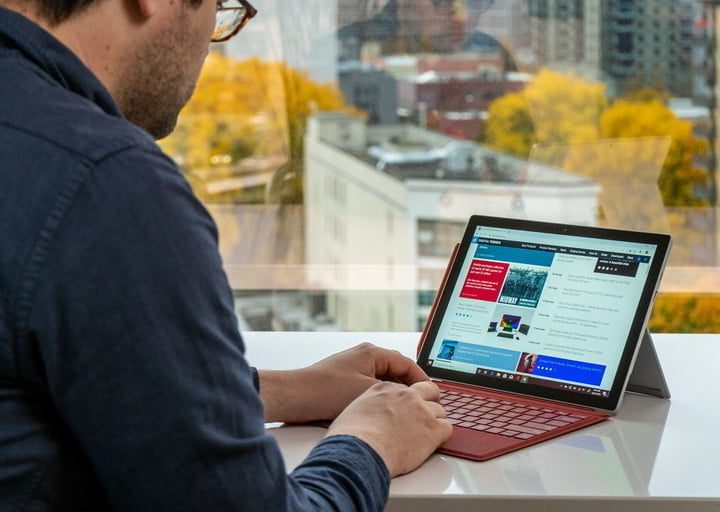 Un hombre trabajando con una Surface Pro 7