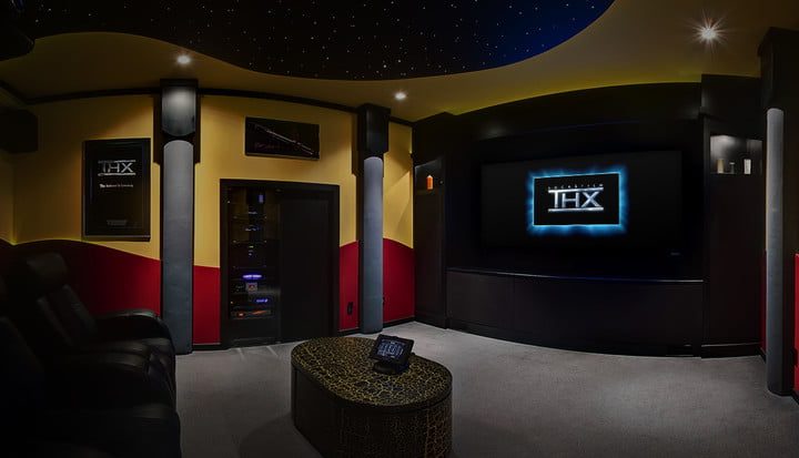 Foto de un cine en casa con el logotipo para aprender qué es THX