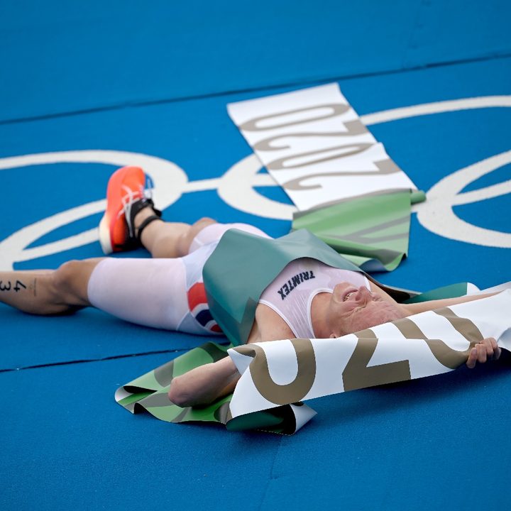 Kristian Blummenfelt se desploma tras cruzar la meta en el triatlón masculino. El noruego sorprendió al quedarse con la medalla de oro, después de superar los 1,500 metros de natación, 40 kilómetros de ciclismo y 10 kilómetros de carrera en 1 hora, 45 minutos y 4 segundos.