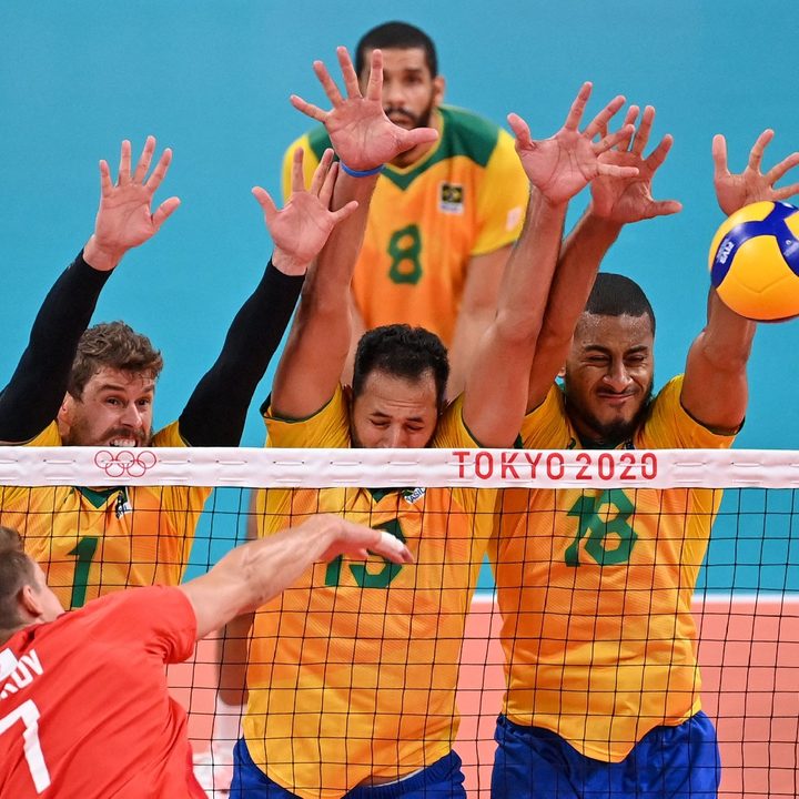 El golpe del ruso Dmitry Volkov supera el muro que imponen los brasileños Bruno Rezende, Mauricio de Souza y Ricardo Souza, en la competencia de vóleibol masculino.