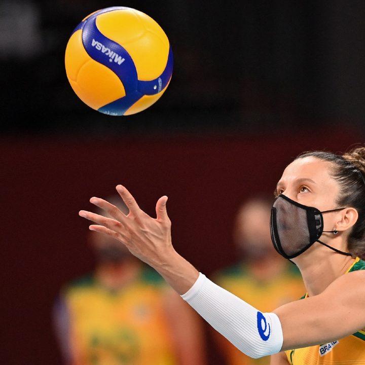 La mascarilla de la voleibolista brasileña Macris Silva Carneiro refleja el contexto de pandemia en el que se disputaron los Juegos Olímpicos de Tokio 2020.