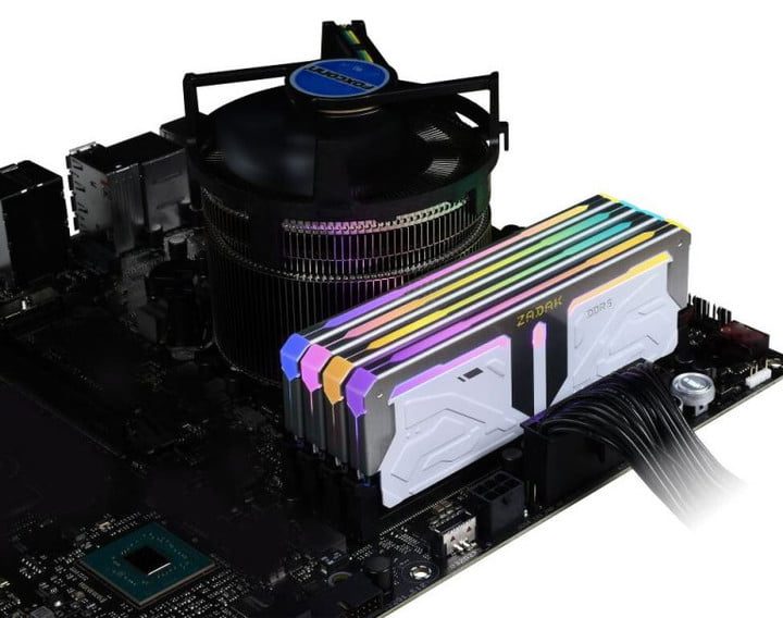 Módulos de memoria RAM DDR5 Zakak en placa base.