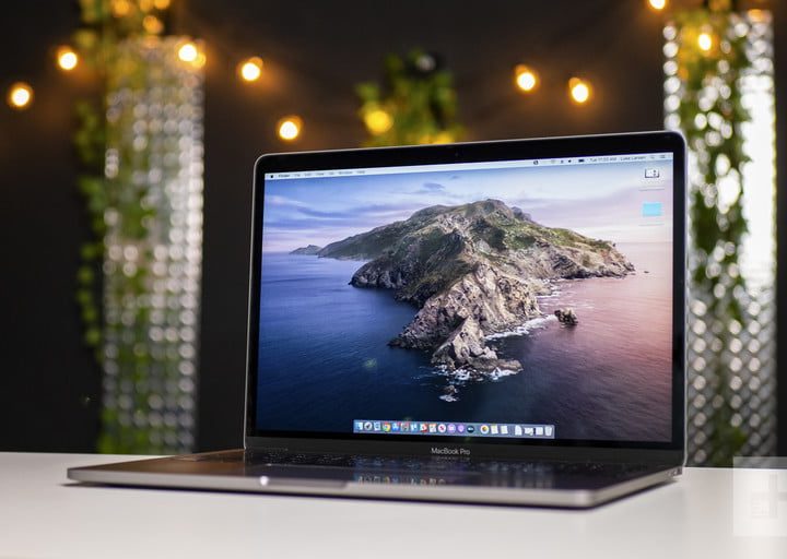 MacOS Catalina en una laptop Apple abierta para comparar a la MacBook Pro 15 vs. MacBook Pro 13