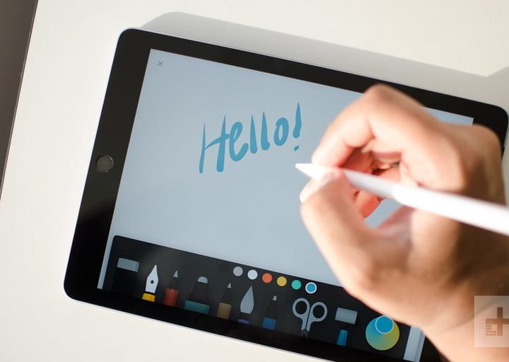 La mano de una persona con el Apple Pencil escribiendo en una iPad
