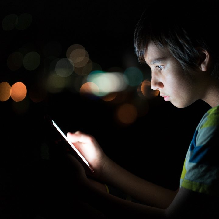 Un adolescente es víctima de acoso en redes sociales