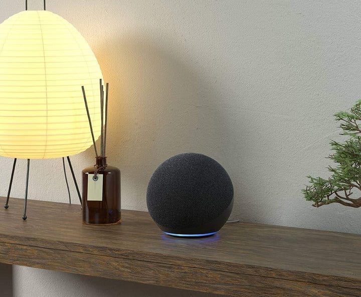 Altavoz inteligente Amazon Echo de cuarta generación en una repisa para aprender a establecer alarmas en Alexa.