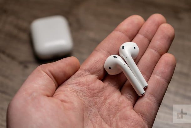 AirPods en la mano de una persona