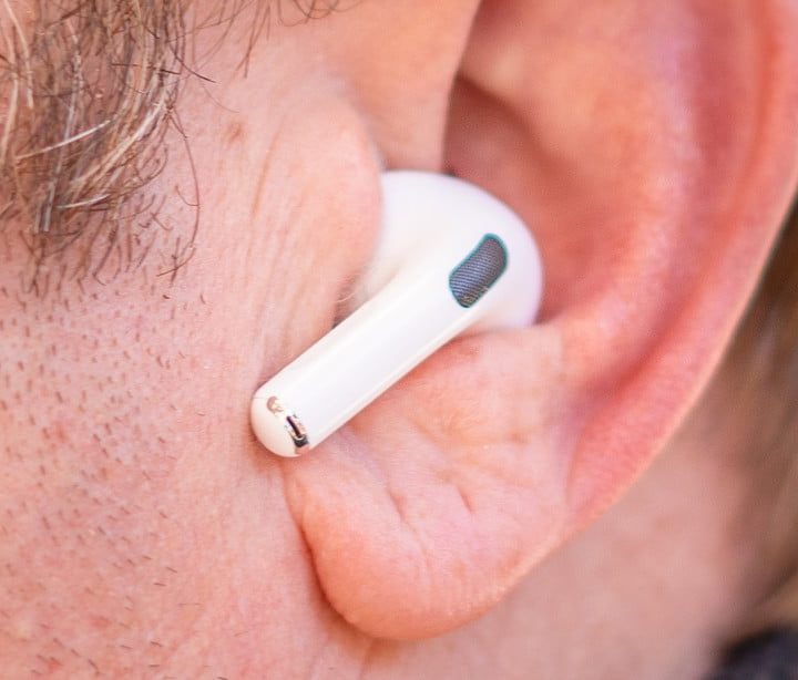 AirPod en el oído de una persona