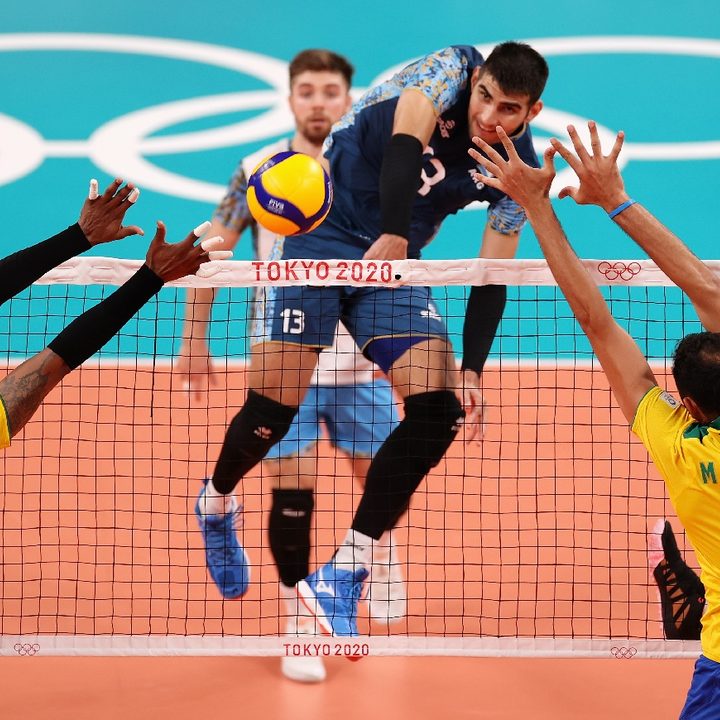 El argentino Ezequiel Palacios golpea el balón en el partido del 26 de julio ante Brasil, por el grupo B de Tokyo 2020.