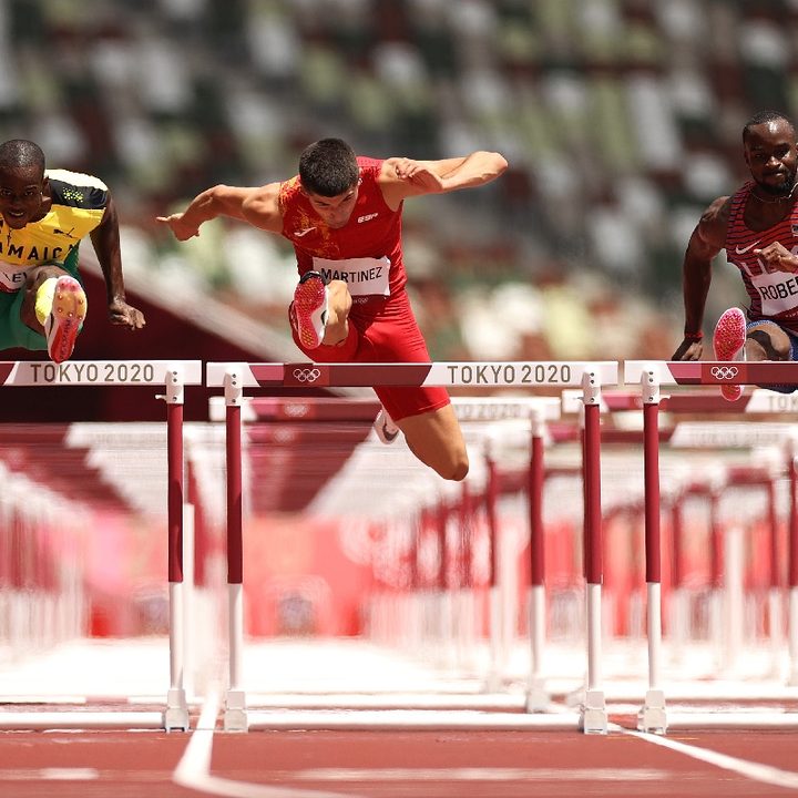 El español Asier Martínez (en el centro) junto al jamaicano Ronald Levy (izquierda) y el estadounidense Daniel Roberts (derecha) en la semifinal de los 100 metros vallas de Tokyo 2020.