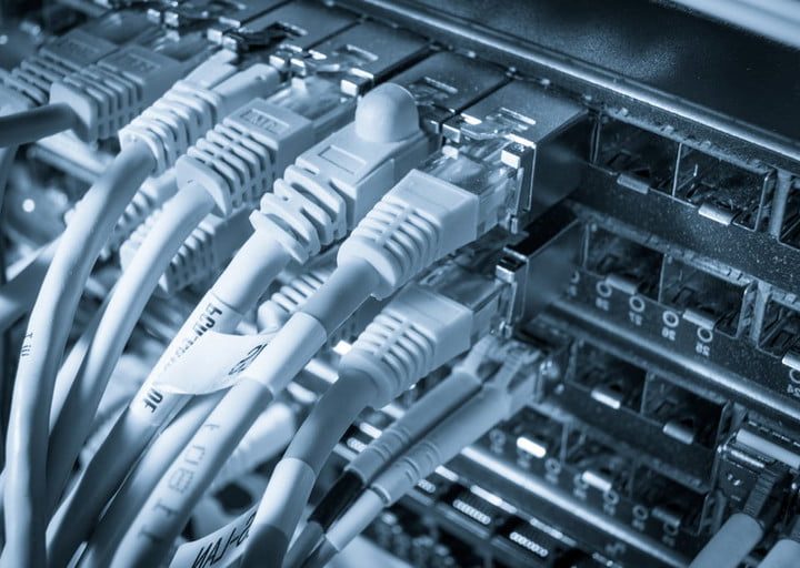 Cables de red conectados a un concentrador.