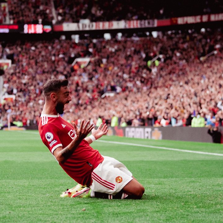 El volante Bruno Fernandes fue autor de un triplete en la goleada del Manchester sobre Leeds United en el arranque de la Premier League.