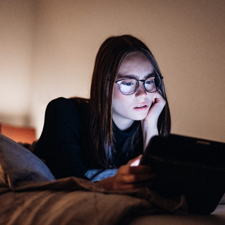 Una mujer intenta cancelar su suscripción a una plataforma de streaming