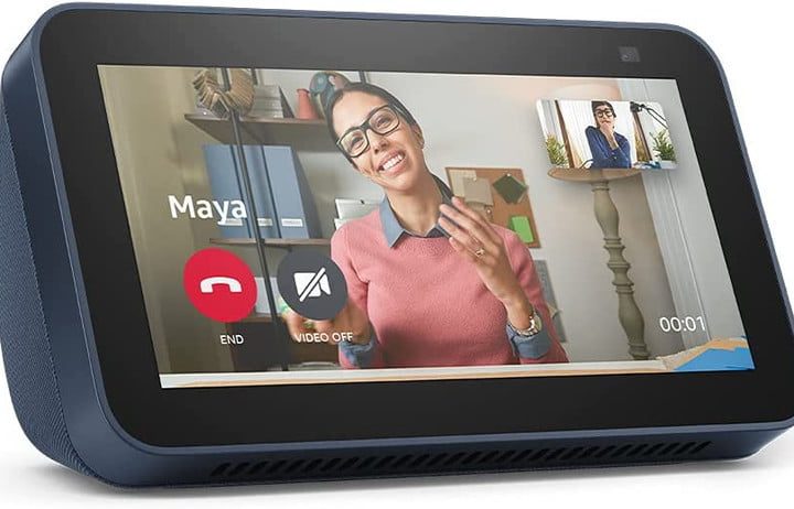 Charlando con un amigo en la pantalla de un Echo Show.