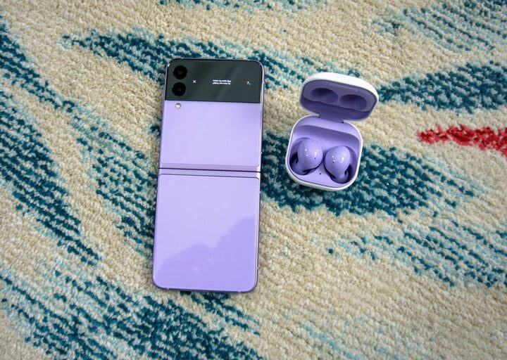 Flip 3 y Buds 2 en clor violeta para comparar Samsung Galaxy Z Flip 3 vs. Galaxy Z Flip 5G