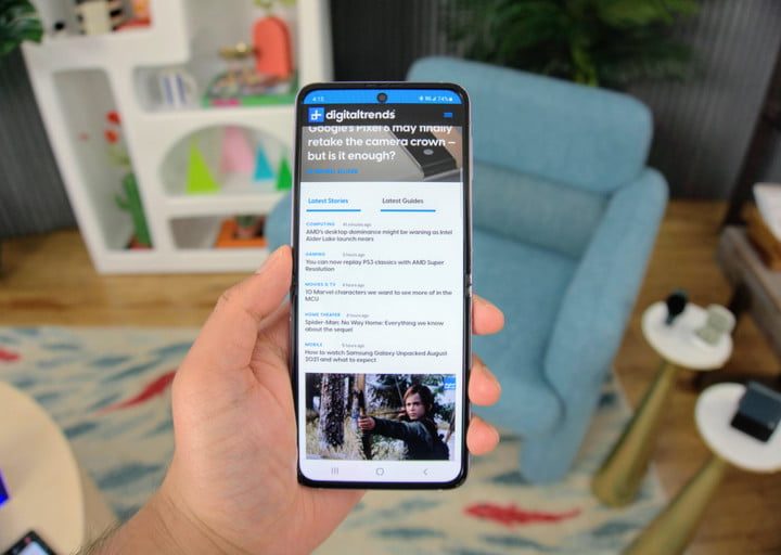 Samsung Z Flip 3 en la mano de una persona mostrando a pagina web de Digital Trenbds