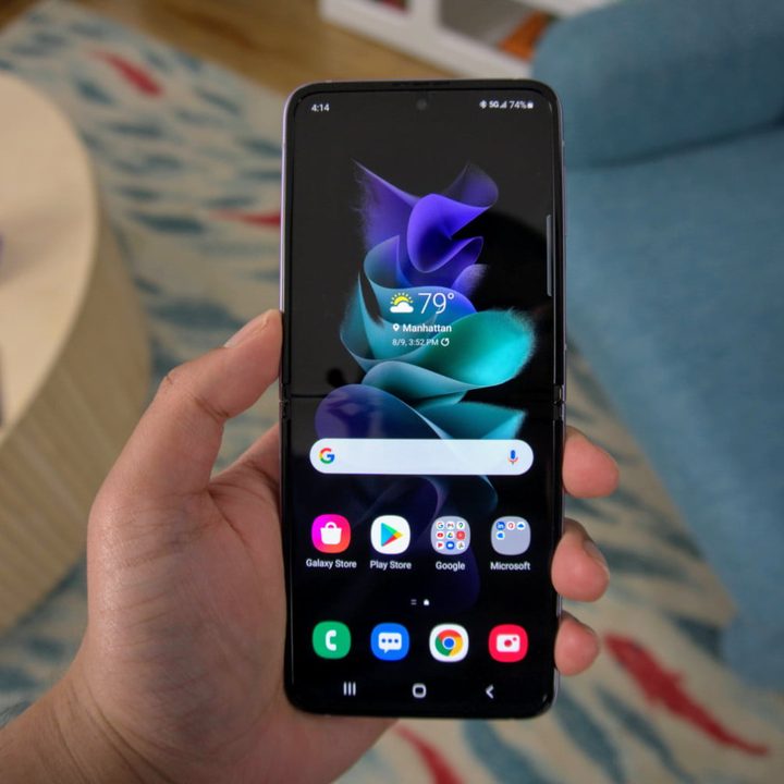 samsung galaxy z flip 3 vs 5g flip3 home screen 1500x1000