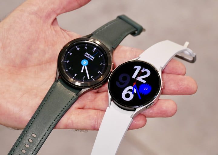 Una mano sostiene un reloj Galaxy Watch 4 Classic y un Galaxy Watch 4.