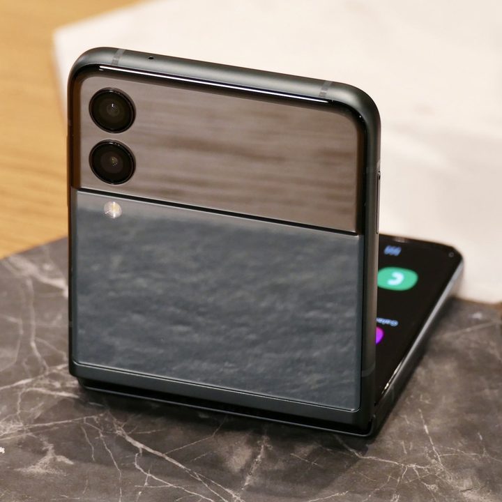 samsung galaxy z flip 3 vs 5g camera module open 2000x1333