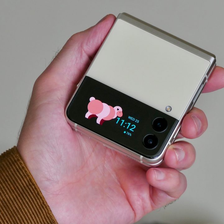 samsung galaxy z flip 3 vs 5g closed in hand 2000x1333