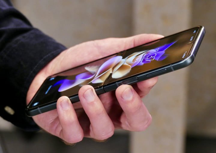 Galaxy Z Flip 3 abierto en la mano de una persona.