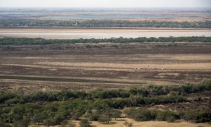 La sequía del río Paraná permite cruzar a pie de Argentina a Paraguay