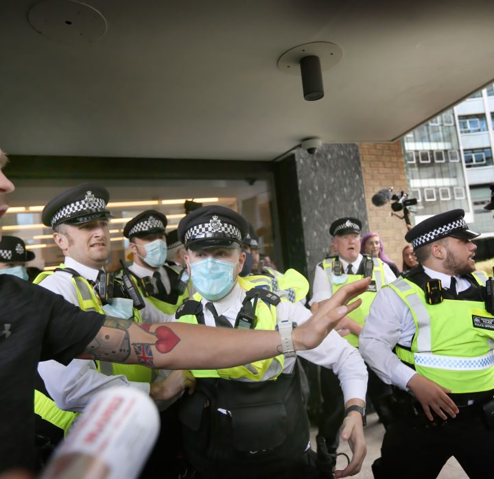 Antivacunas asaltan los estudios de la BBC en Londres