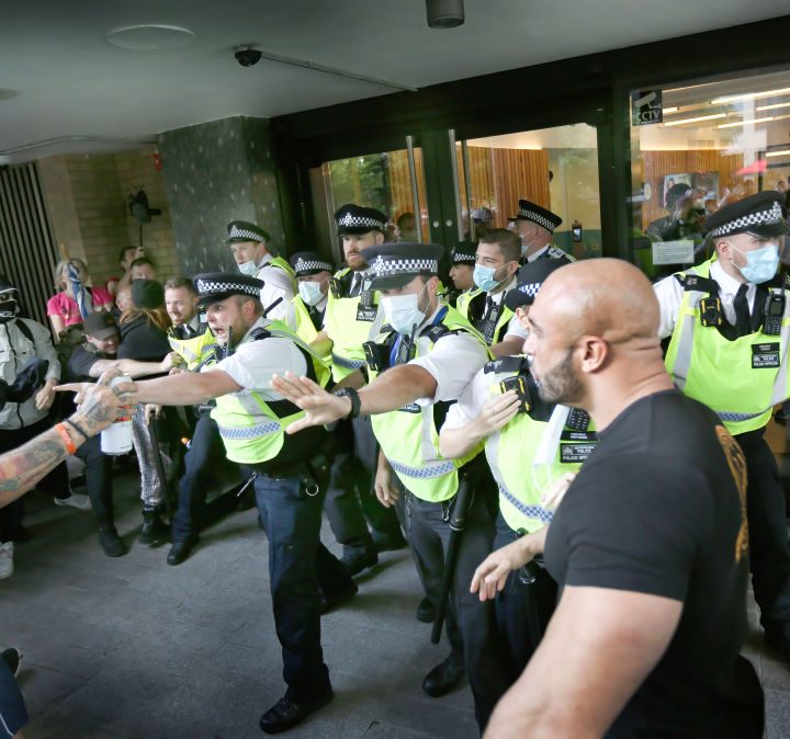 Antivacunas asaltan los estudios de la BBC en Londres