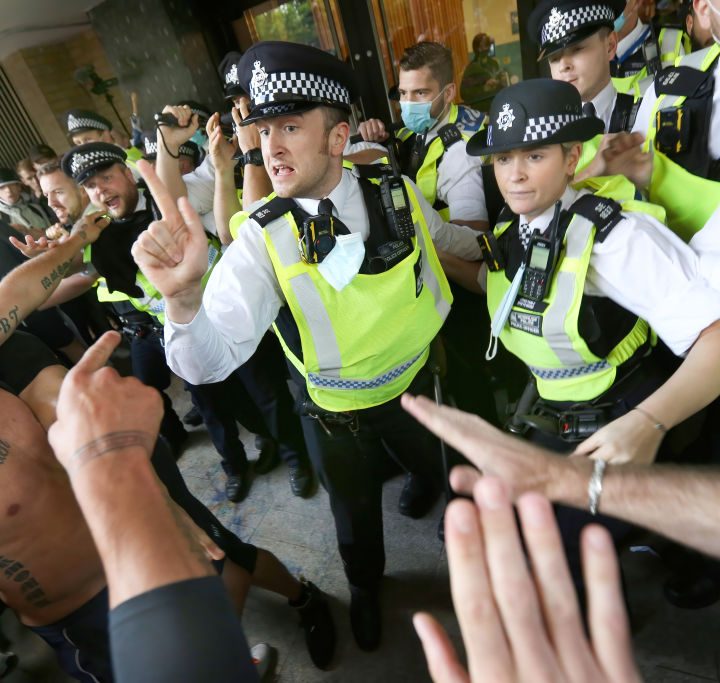 Antivacunas asaltan los estudios de la BBC en Londres