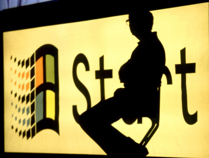 Una fotografía de Bill Gates durante la presentación de Windows 95